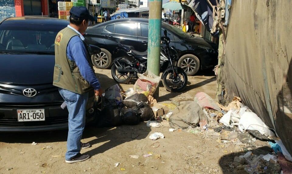 MPS detectó que el agua del mercado no es almacenada correctamente, lo que favorecería a la transmisión del dengue. Además, se halló basura en diversos sectores.