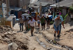 Electores suben empinadas pendientes para votar en colegio de Pamplona Alta (FOTOS)