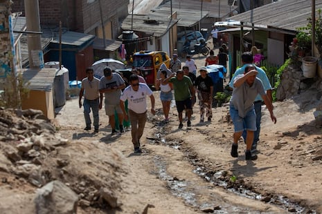 Electores suben empinadas pendientes para votar en colegio de Pamplona Alta (FOTOS)