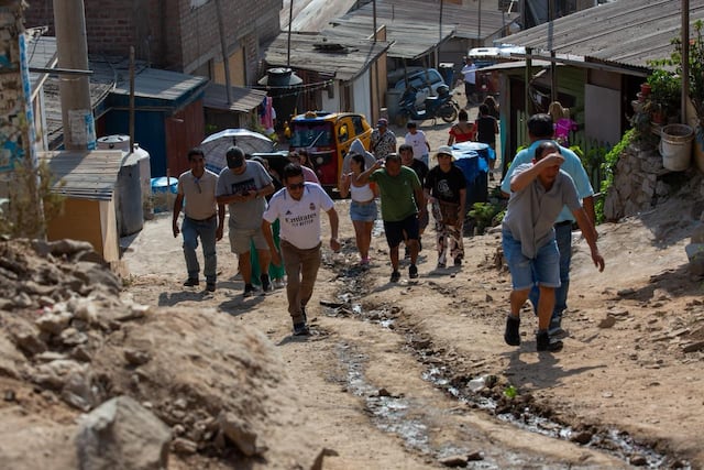 Electores suben empinadas pendientes para votar en colegio de Pamplona Alta (Fotos: Fernando Sangama / @photo.gec)