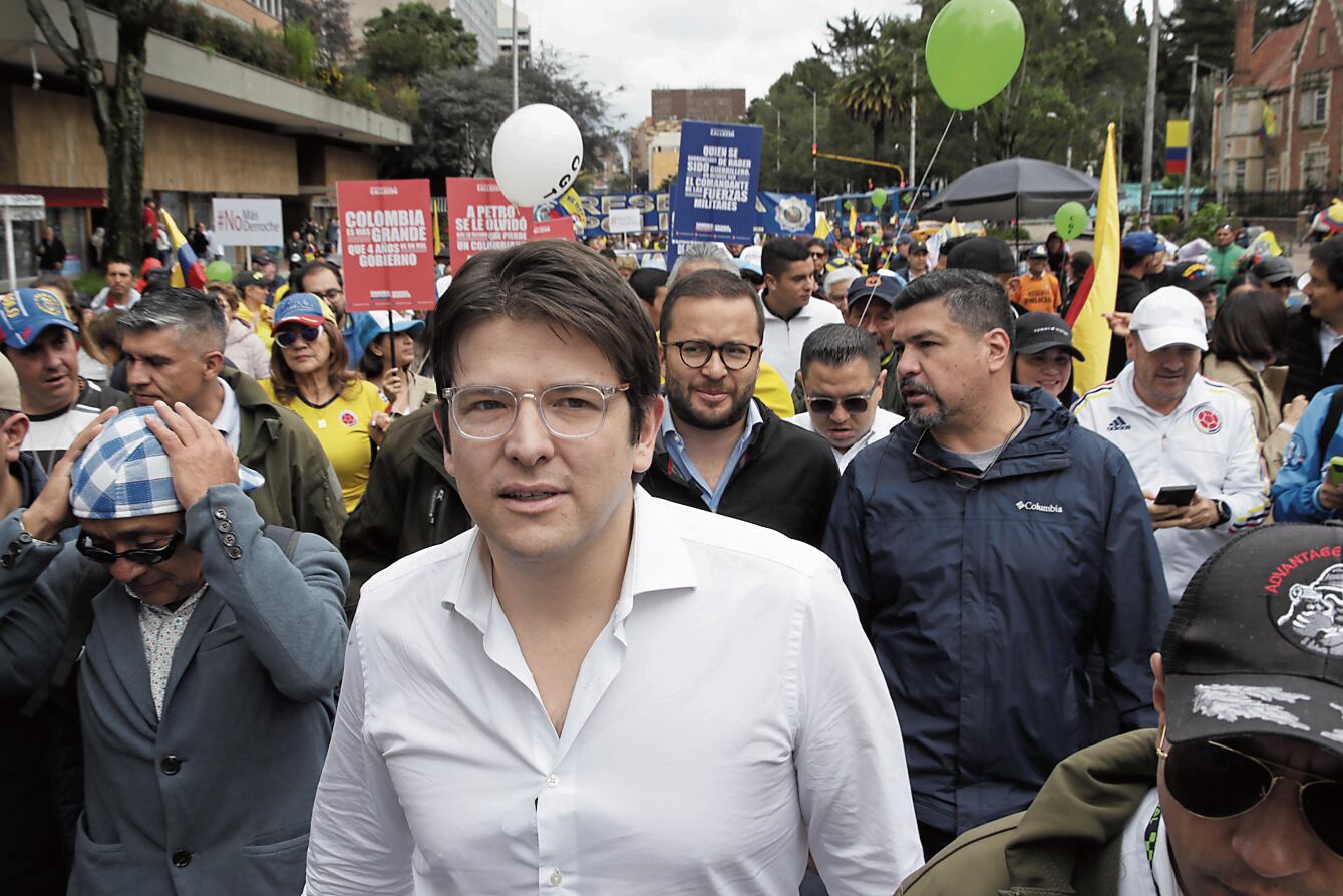El senador de la oposición Miguel Uribe Turbay (c) en Bogotá (Colombia), en foto de archivo. Uribe Turbay, uno de los aspirantes presidenciales del partido uribista Centro Democrático, fue herido a bala este sábado en un atentado durante un acto de campaña en Bogotá, informaron medios locales. EFE/ Carlos Ortega