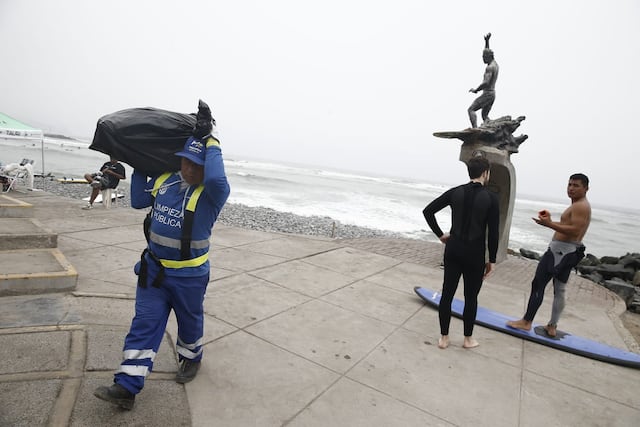 Miraflores retira cinco toneladas de basura tras oleajes anómalos en sus playas (Fotos: César Campos/GEC)