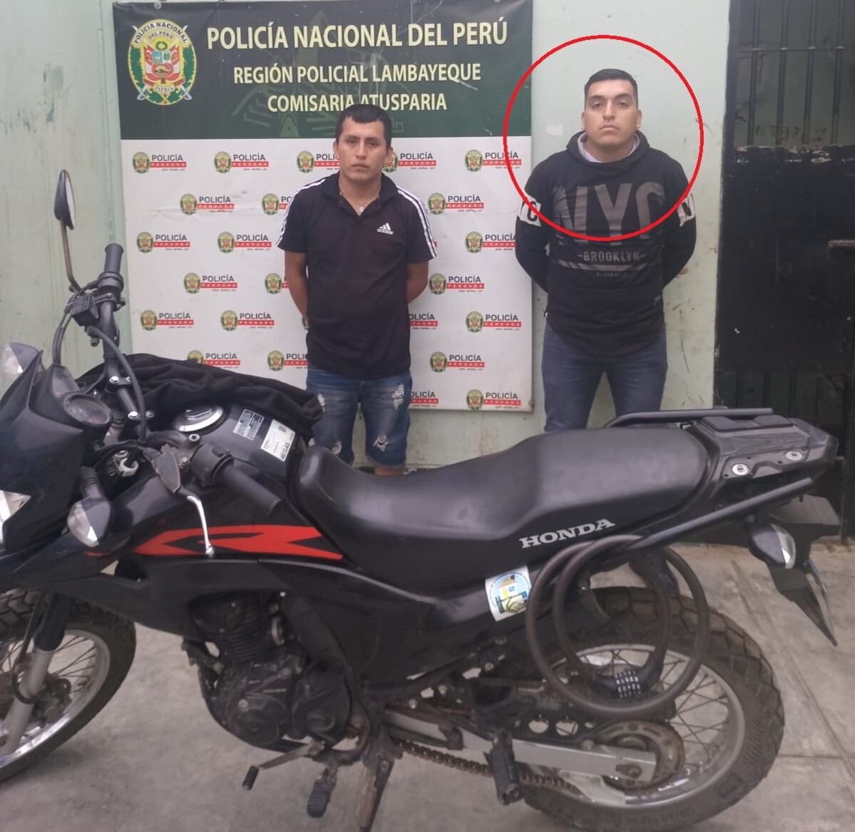 Se trata del suboficial PNP Carlos Edwin Lara Medina, quien presta servicios en la Comisaría del Norte y su primo Walter Smith Bobadilla Medina