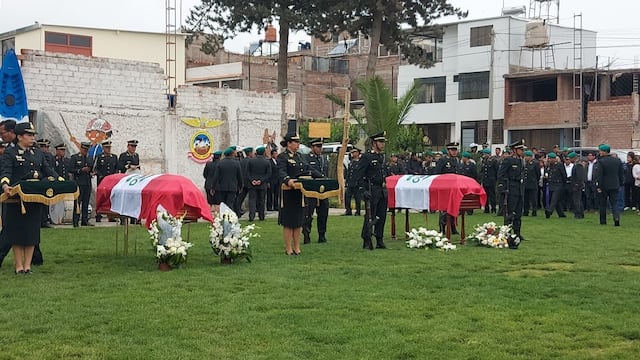 Arequipa: Policías y familiares dan el último adiós a los dos agentes fallecidos en el río Majes (VIDEO)