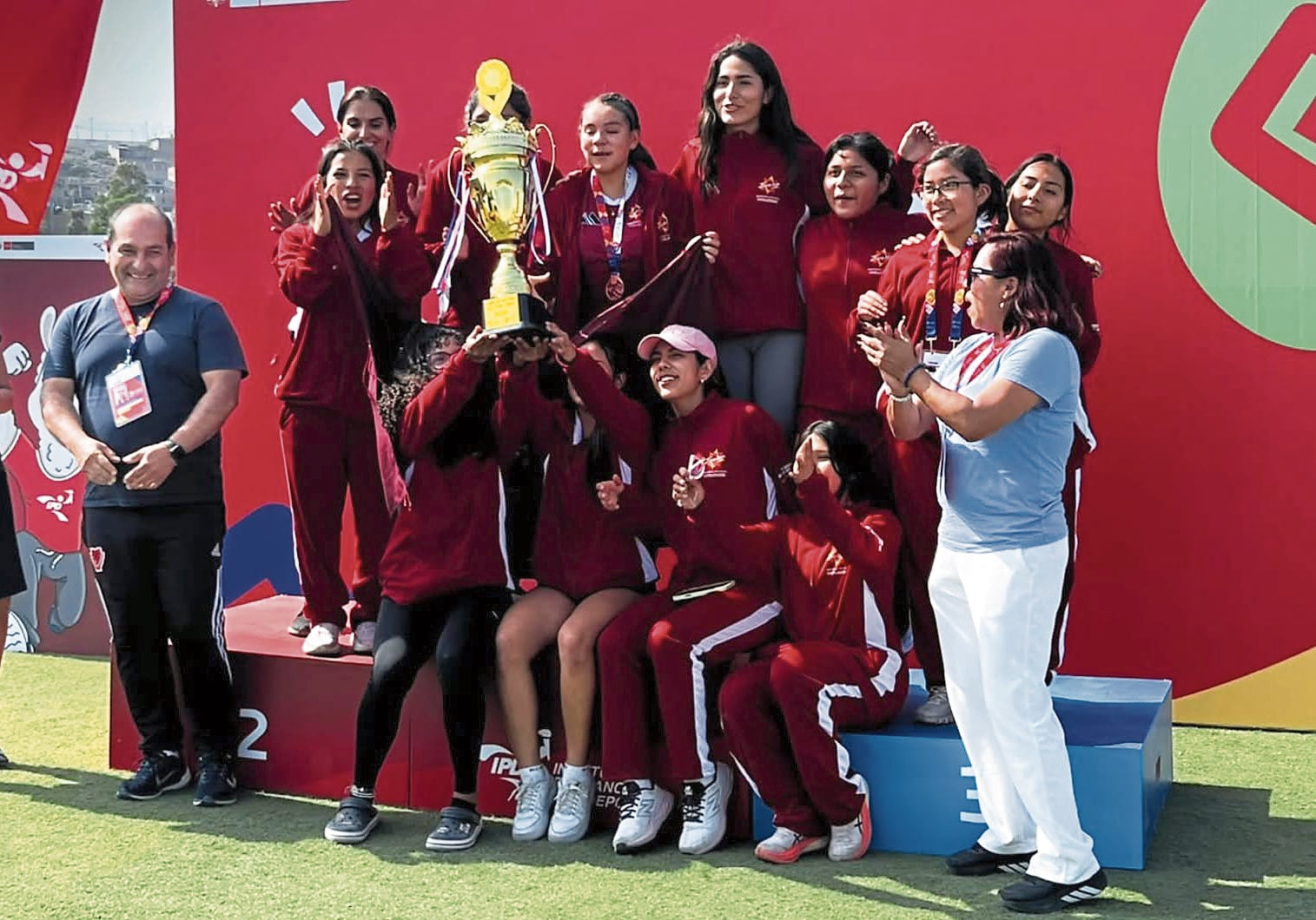Atletas de Arequipa festejan con la copa. Foto: IPD.