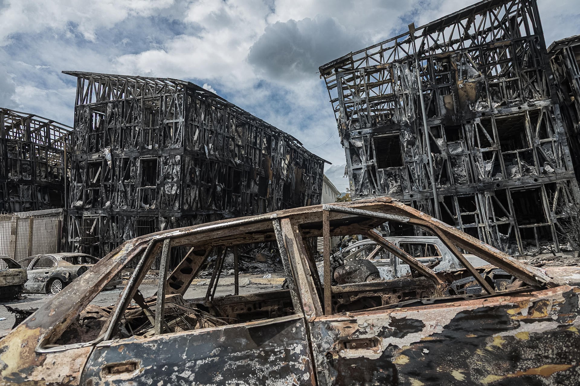 Fotografía que muestra edificaciones y vehículos destruidos por los terremotos en Catia La Mar, estado La Guaira, en Venezuela. (EFE/ Henry Chirinos).