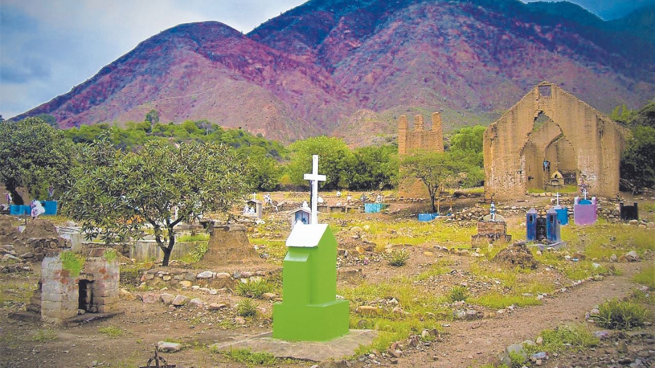 El templo está en medio del cementerio.