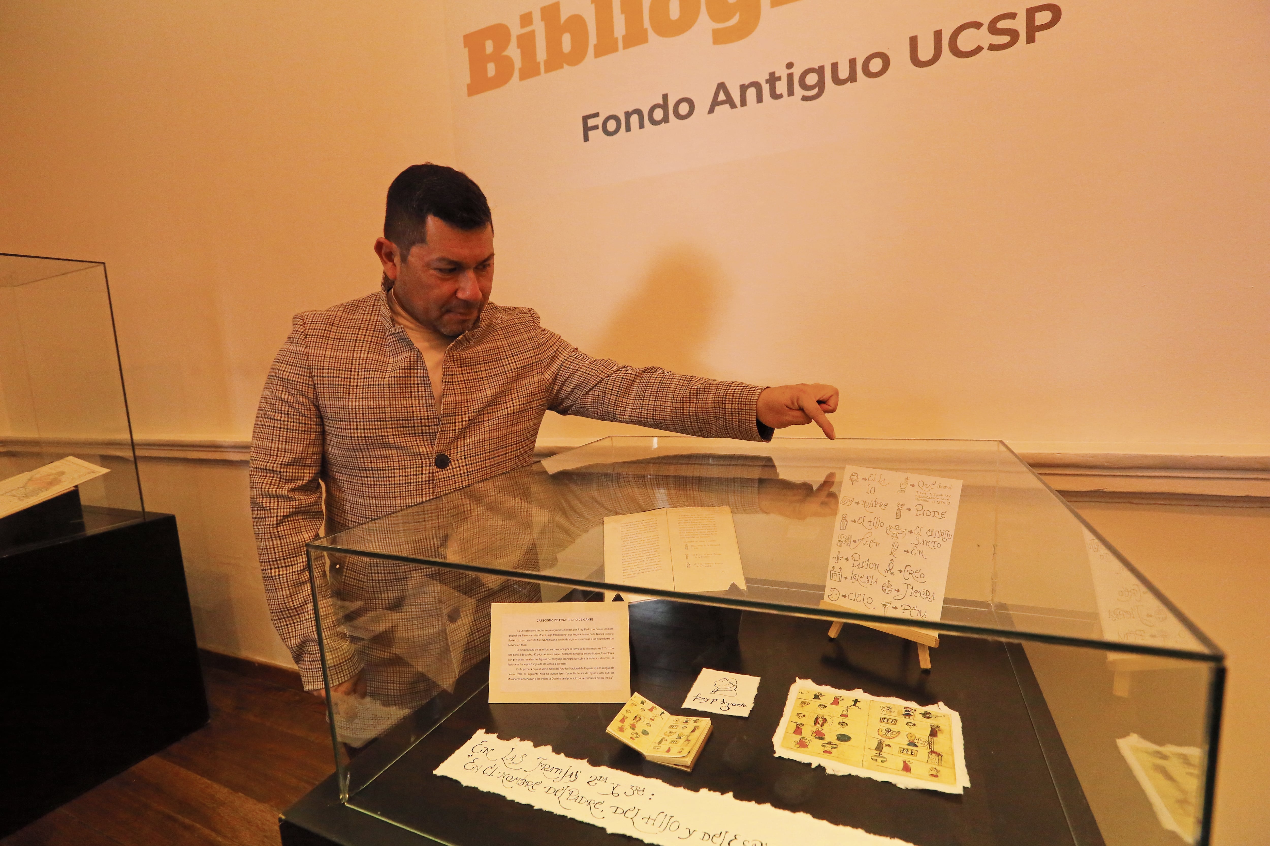 La Universidad Católica San Pablo guarda grandes textos antiguos con diseños Gráficos. Foto: Leonardo Cuito.