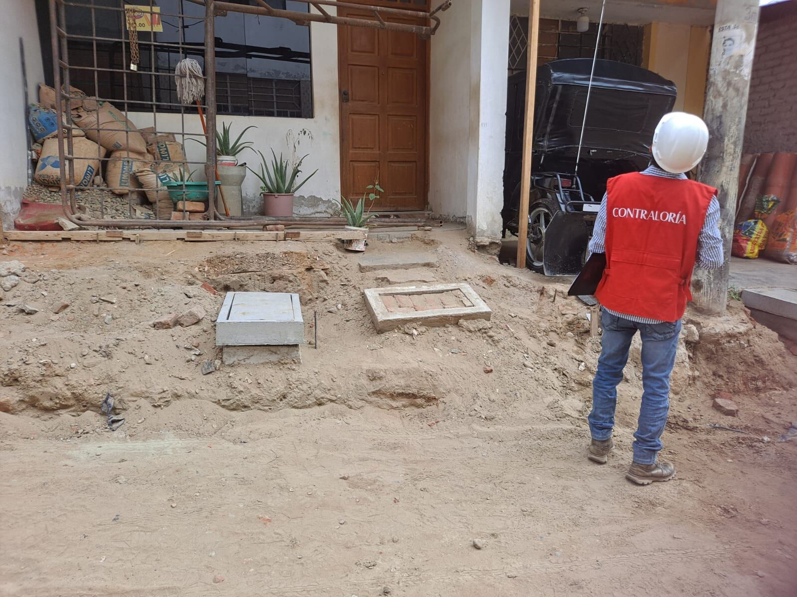 De acuerdo con el informe de hito de control N° 024-2024, los trabajos ejecutados en las nuevas veredas del A.H. Víctor Raúl presentan fisuras, cangrejeras, desprendimiento de concreto, entre otras deficiencias técnicas que afectarían la vida útil de los trabajos.