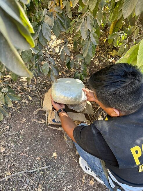 Según la Policía, facinerosos pretendían realizar un “pase” y al notar la presencia de los custodios del orden trataron de ocultar, sin éxito, el ilegal producto.