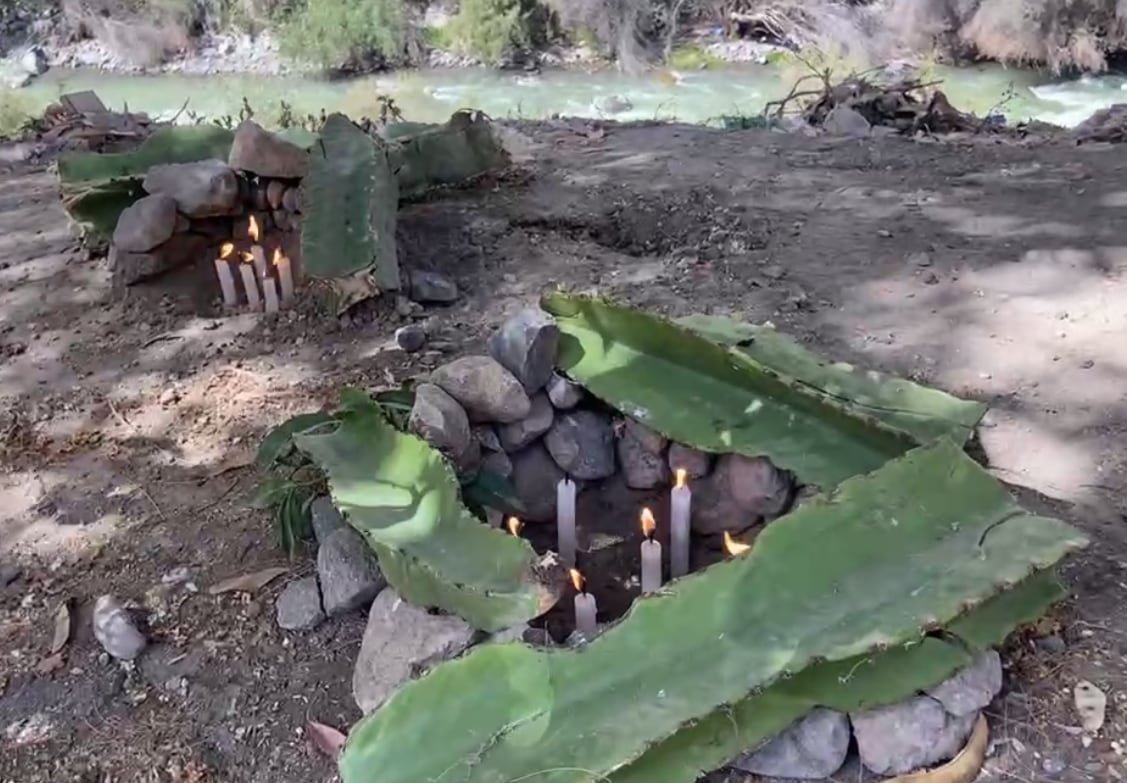 Devotos prenden velas para pedir milagros en el santuario de Charcani a la Virgen de Chapi
