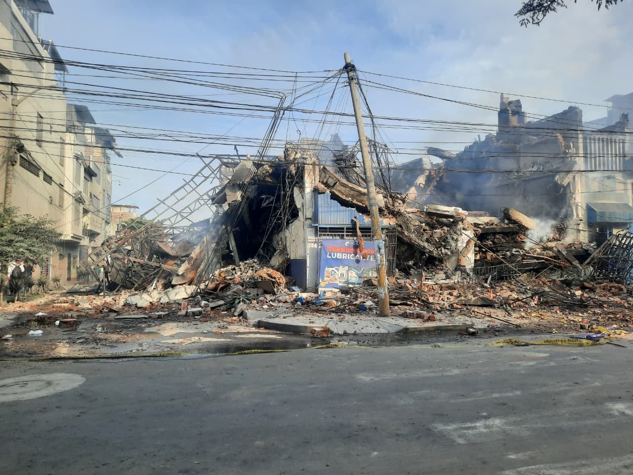 Los bomberos aún no han precisado qué originó el siniestro, pero sí confirmaron que cinco hombres de rojo fueron afectados por el humo.