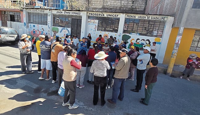 Vecinos en Mariano Melgar sin agua hace nueve días. Foto: GEC.