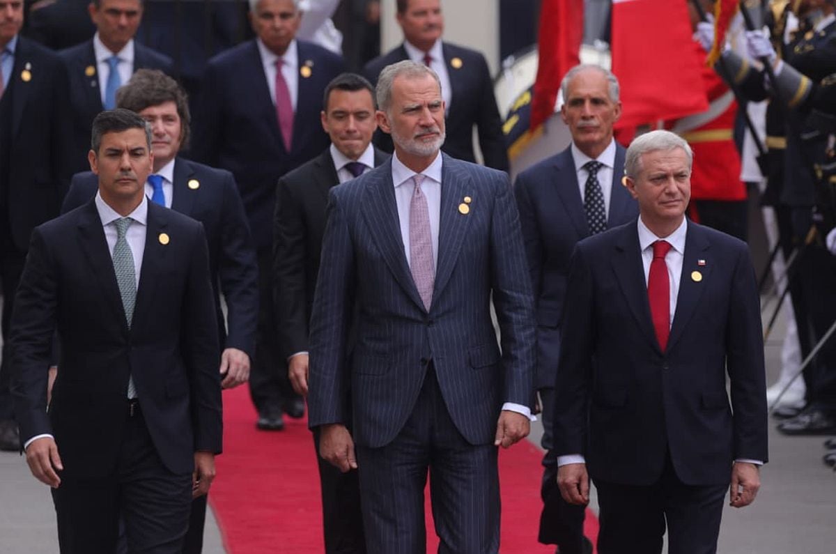 De izquierda a derecha: Santiago Peña, presidente de Paraguay; Felipe VI, rey de España y José Kast, presidente de Chile | Foto: Antonio Melgarejo/ @photo.gec
