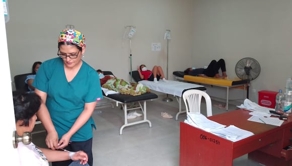 Más de 45 mil casos reporta la región Piura y centro de salud de Nueva Esperanza no tiene camillas para atender a los enfermos que llegan con síntomas.