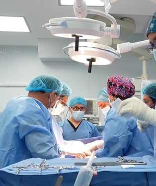 La intervención se realizó en el Hospital Base III Puno y permitió detectar un cáncer de ovario en etapa temprana, mejorando el pronóstico de la paciente. (Fotos: EsSalud)