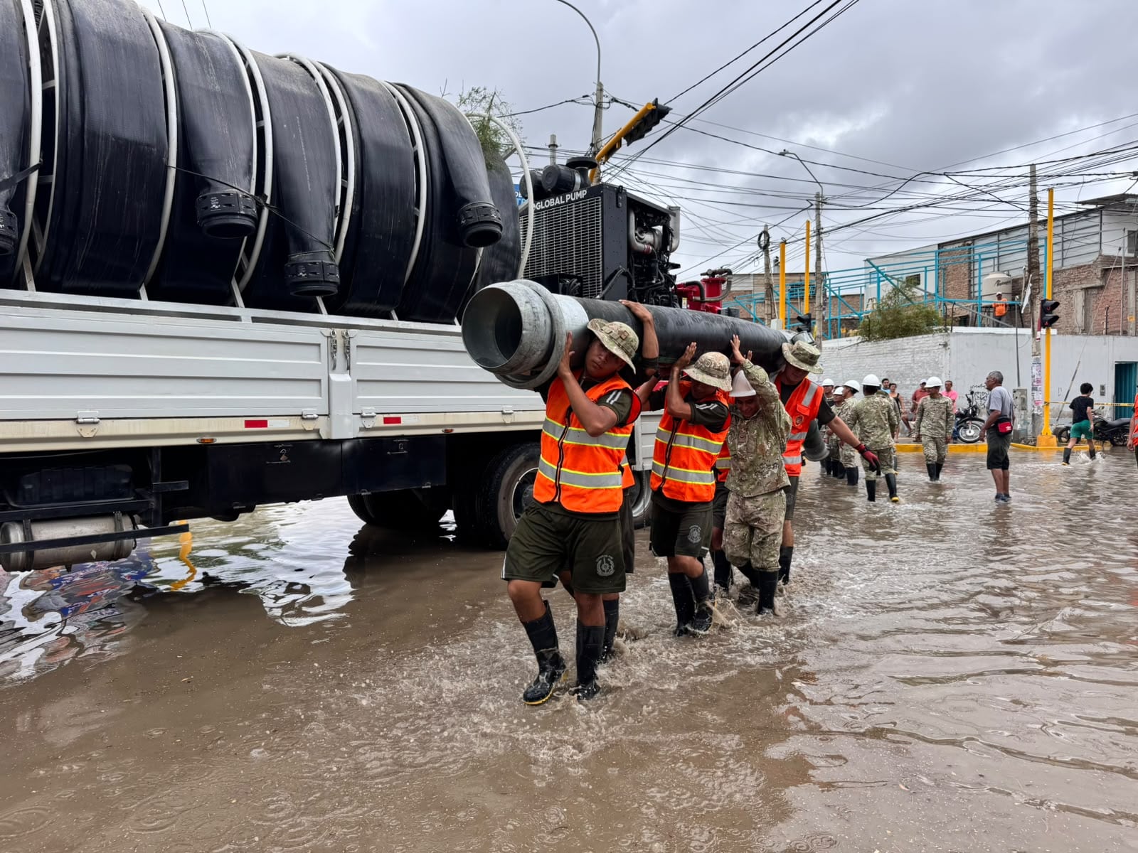 Los equipos fueron instalados en Ignacio Merino y Chilcal para trasladar el agua de las calles hacia los drenes que desembocan en el río Piura, tras las intensas lluvias.