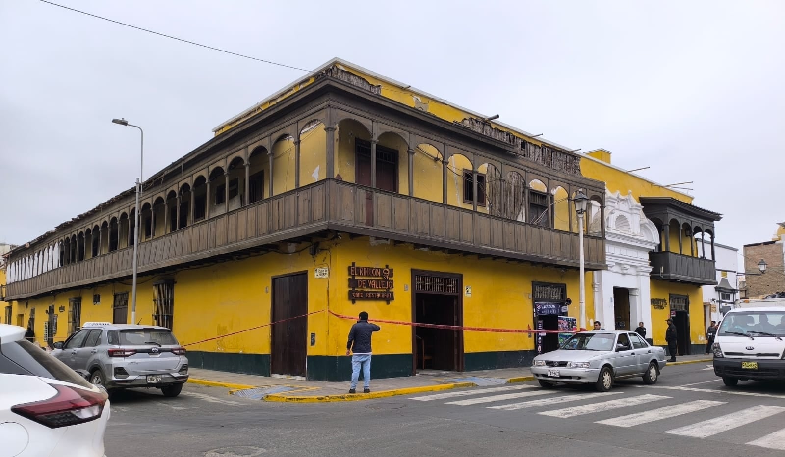 Gerencia de Gestión del Riesgo de Desastres y Defensa Civil dispuso esta medida luego que la tarde del miércoles la cornisa del segundo piso cayera sobre la vereda.