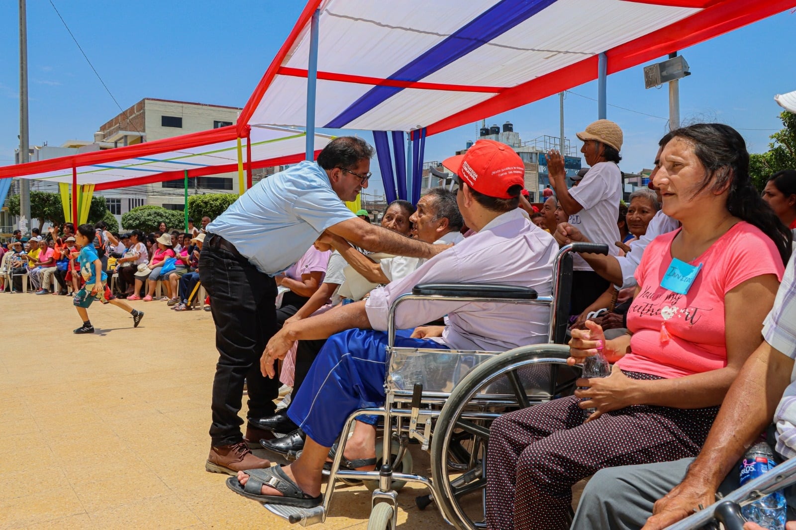 Alcalde Elber Requejo durante una ceremonia en la Plaza Cívica de JLO.