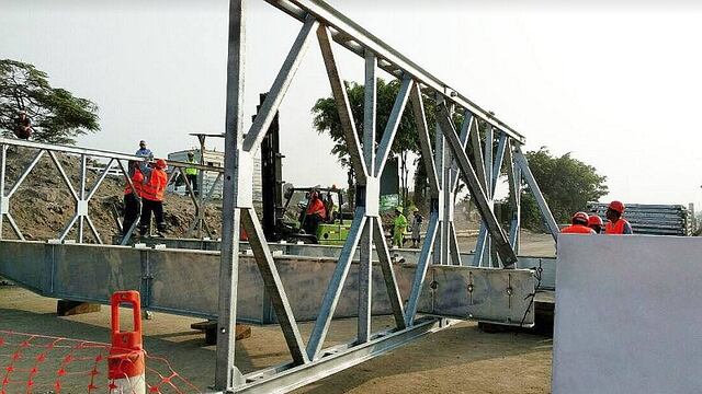 Tras desborde, instalan puente Bailey sobre el río Huaycoloro (VIDEO)
