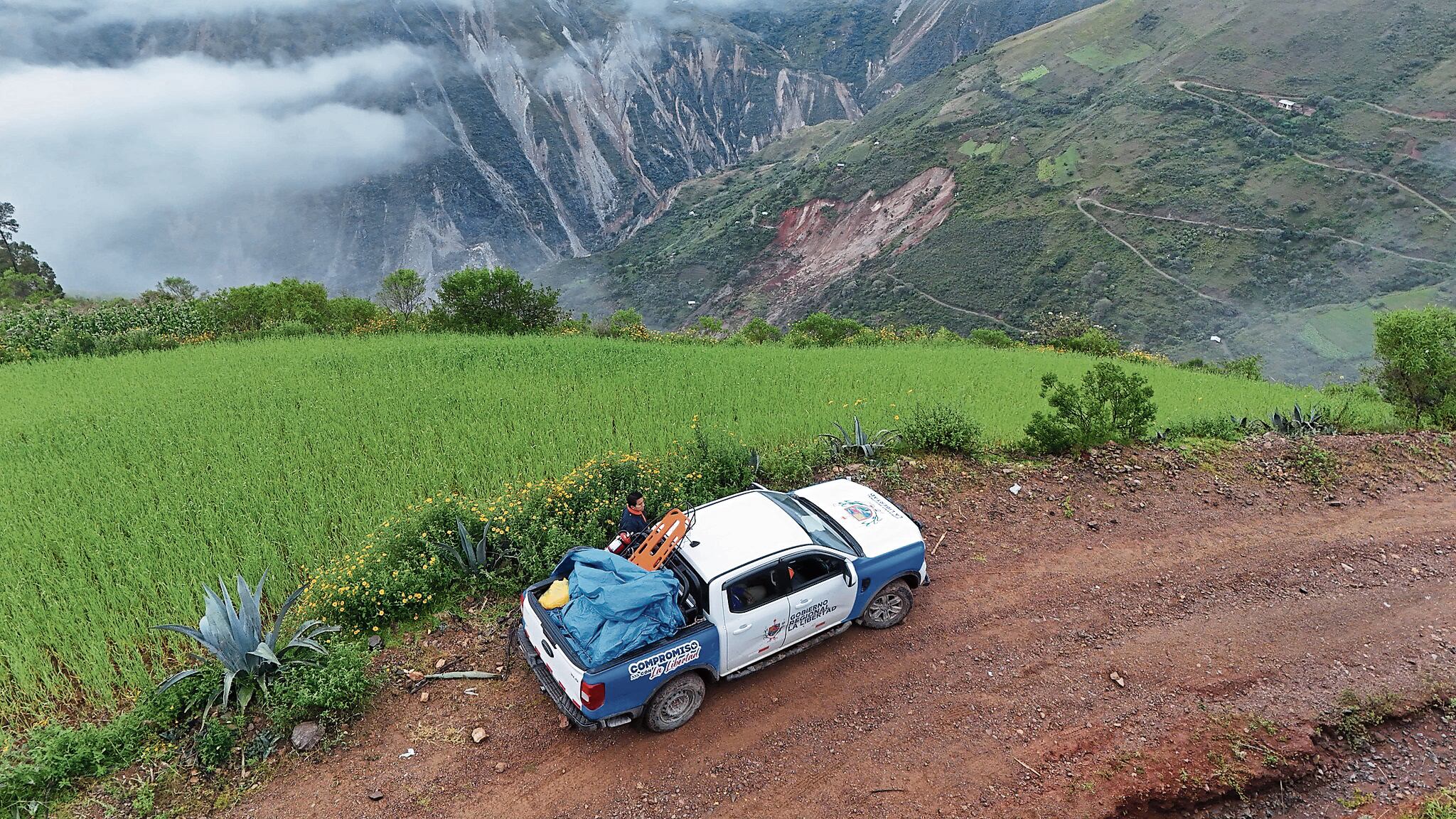 Dos menores de edad continúan desaparecidos pese a esfuerzos de parte de brigadas de Defensa Civil por encontrarlos. Una mujer también está no habida.