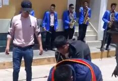 Huánuco: alcalde protagoniza macabro ritual con toro bebiendo su sangre