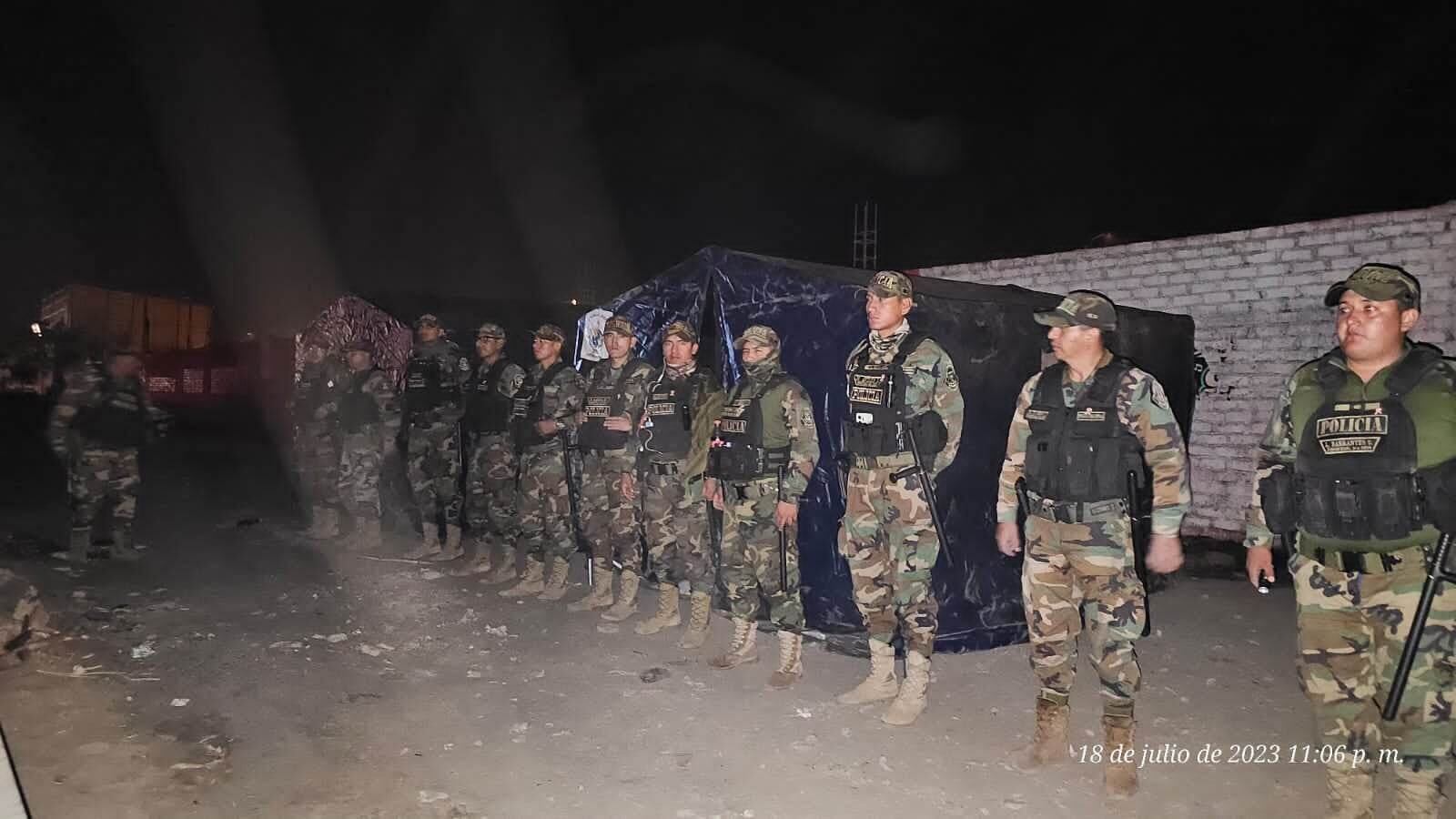 El personal de la Policía y el Ejército Peruano se encuentran ubicados en puntos críticos de la vía nacional, en Virú, atentos ante cualquier incidente que pueda ocurrir en las manifestaciones anunciadas por la denominada Tercera toma de Lima.