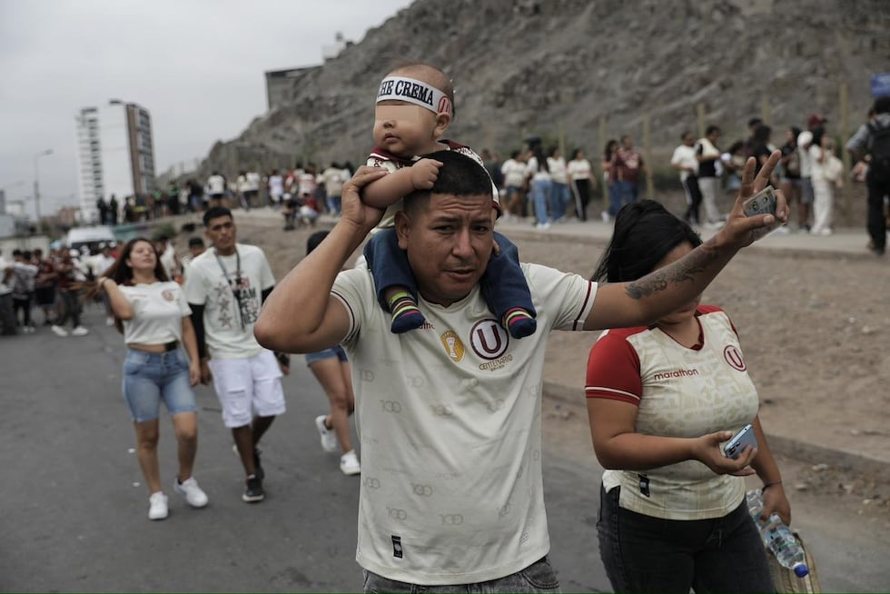 Grandes y chicos llegan al estadio Monumental para vivir la tradicional Noche Crema