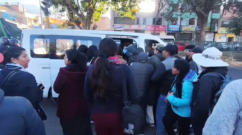 Pasajeros se aglomeran en los paraderos para abordar unidades informales