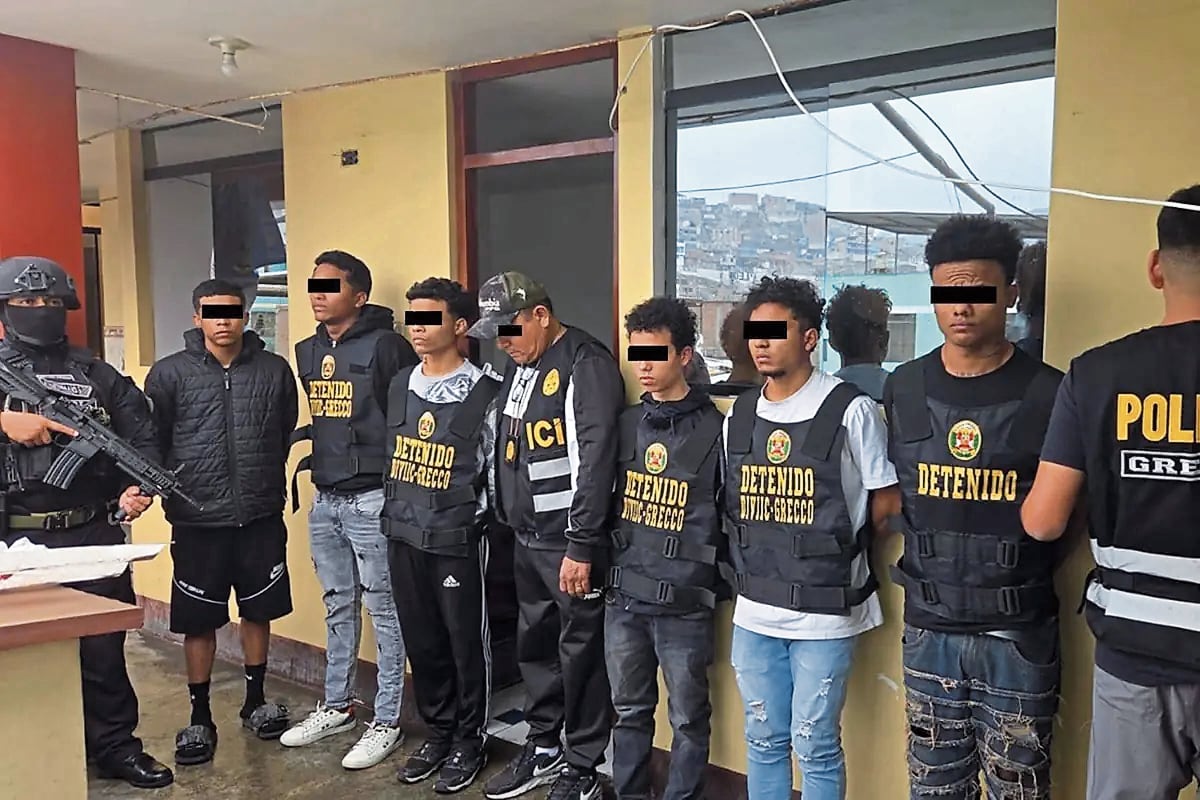 La banda habría extorsionado a 17 empresas de transporte y se incautó armas de fuego, dinamita y municiones. Un extranjero fue expulsado del país.