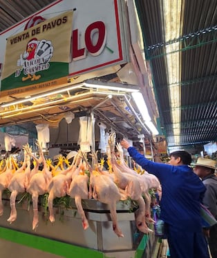 Precio del pavo antes de Navidad en el mercado Nueva Esperanza, en Arequipa. (Foto: Yunsu Pariapaza/@photo.gec)
