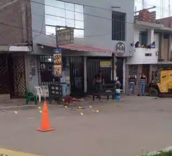 Sicarios llegaron en motos hasta un local de eventos y los acribillaron sin piedad.