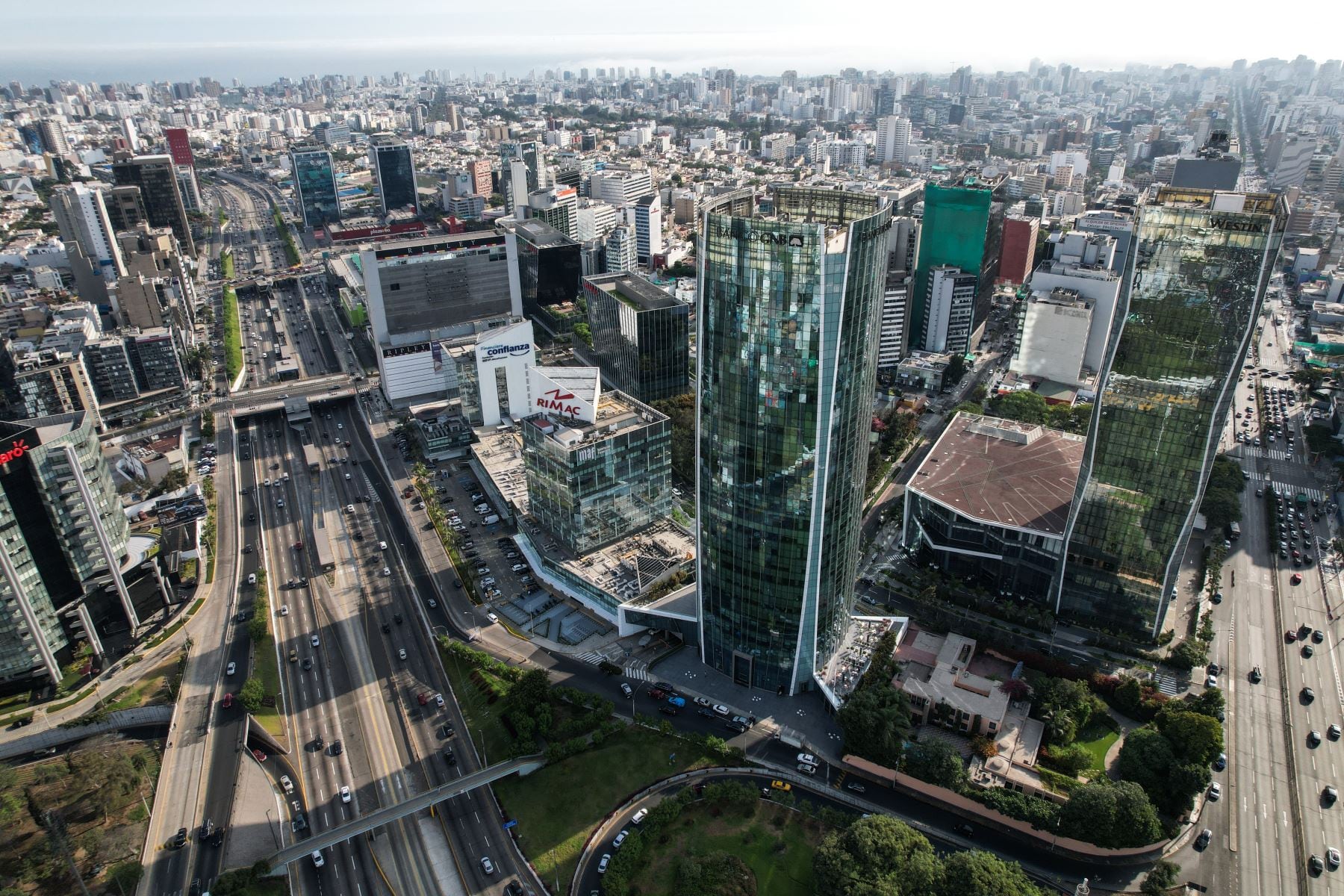 El estudio concluye que la estabilidad macroeconómica del país no ha sido suficiente para mejorar su competitividad estructural, debido a rezagos en institucionalidad, infraestructura y productividad. (Foto: Andina)