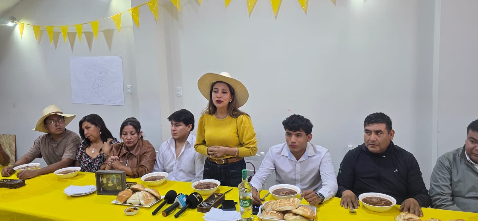 Deyanira Salazar desayunó en su local de campaña (Foto: Omar Cruz/@photo.gec)