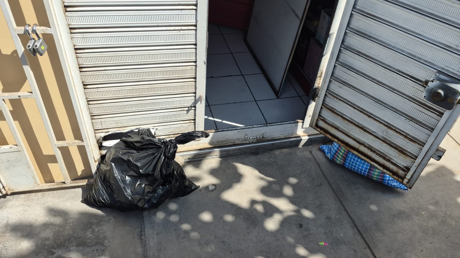 Ladrones cortaron los seguros de las puertas. (Foto: Pedro Torres)