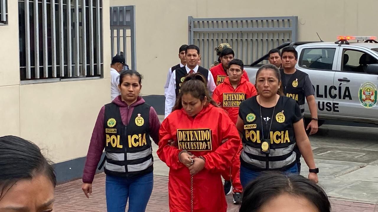 Kathy Cruz Arce y Brayan Rodríguez Vásquez, tíos del cabecilla de la banda, fueron trasladados a los penales de mujeres y varones, respectivamente. El jefe de la Región Policial, general José Zavala, dijo que pasarán 18 meses en prisión preventiva junto a los detenidos María Abanto de la Cruz y Anthony Contreras.