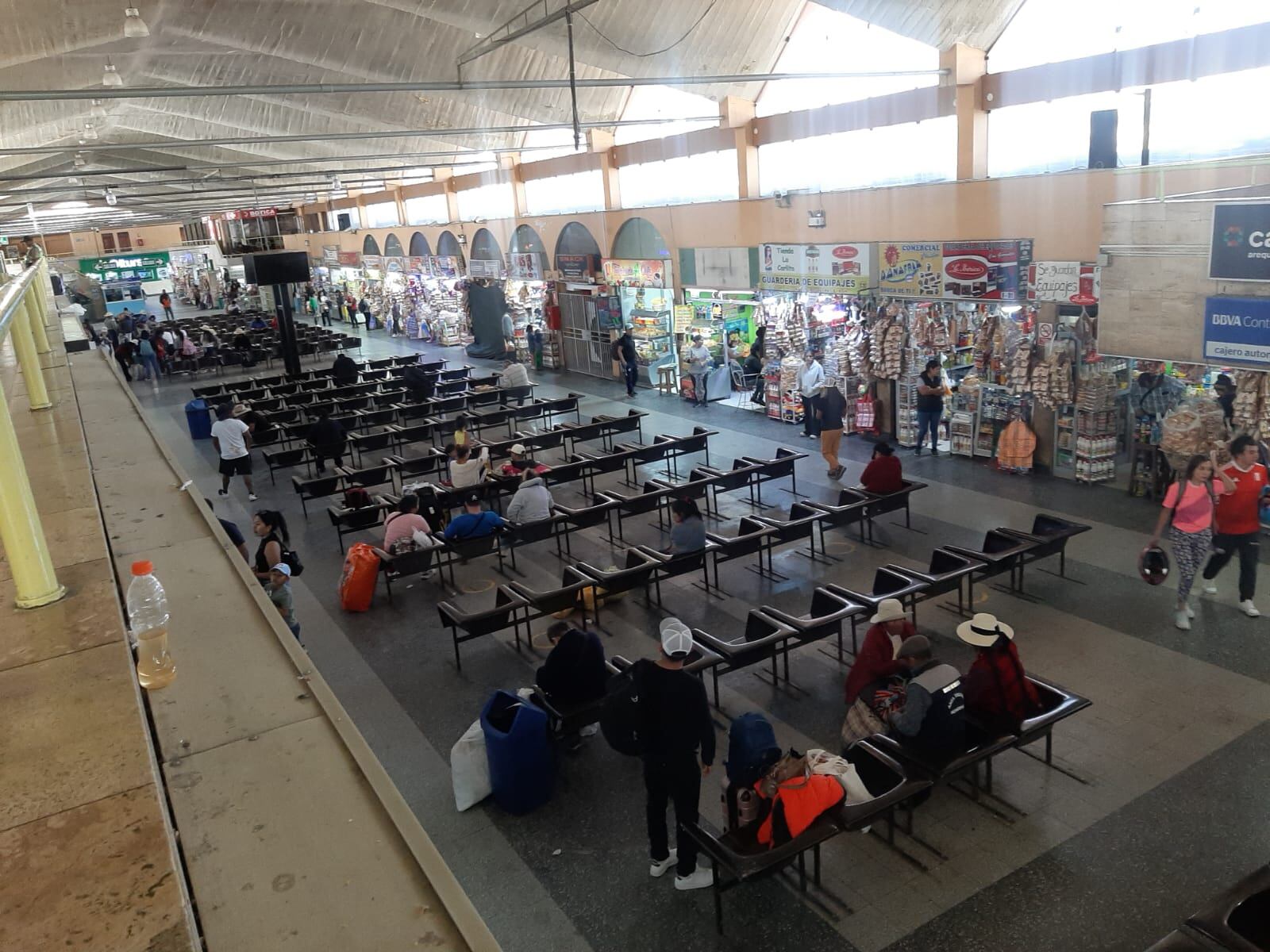 Decenas de personas dejan la ciudad por Domingo de Pascua. (Foto: GEC)