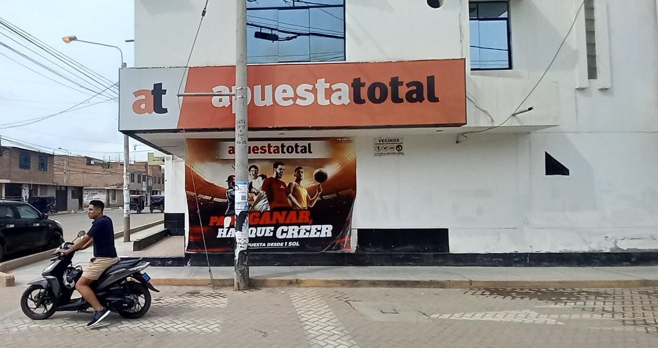 Hampones amenazaron a dos trabajadores con pistolas y cuchillos.