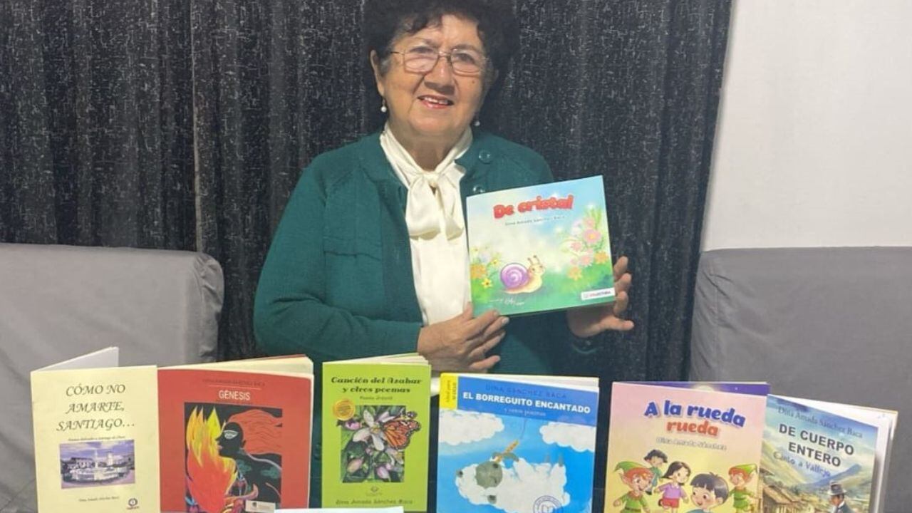 La poesía de Dina Sánchez “es una invitación a leer en voz alta, a soñar juntos y a redescubrir la belleza en los actos simples de la vida.” Invitados estamos todos a leerla y a preciarla.