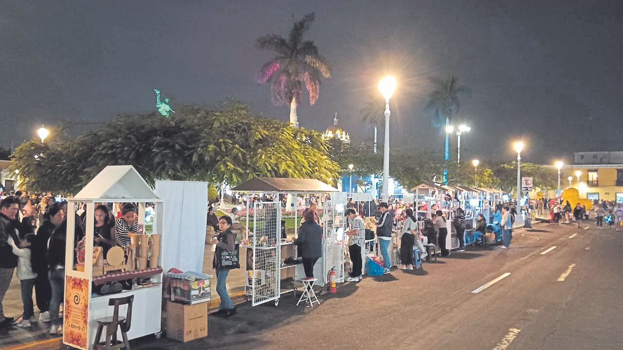 Regidores de la comuna de Trujillo califican de “ultraje” a la plaza de armas permitir figuras, ferias y comercio ambulatorio. Deslindan responsabilidad en las decisiones del alcalde Arturo Fernández y exigen que él y sus funcionarios expliquen al pleno por qué el desbarajuste. De negarse los denunciarán penalmente.