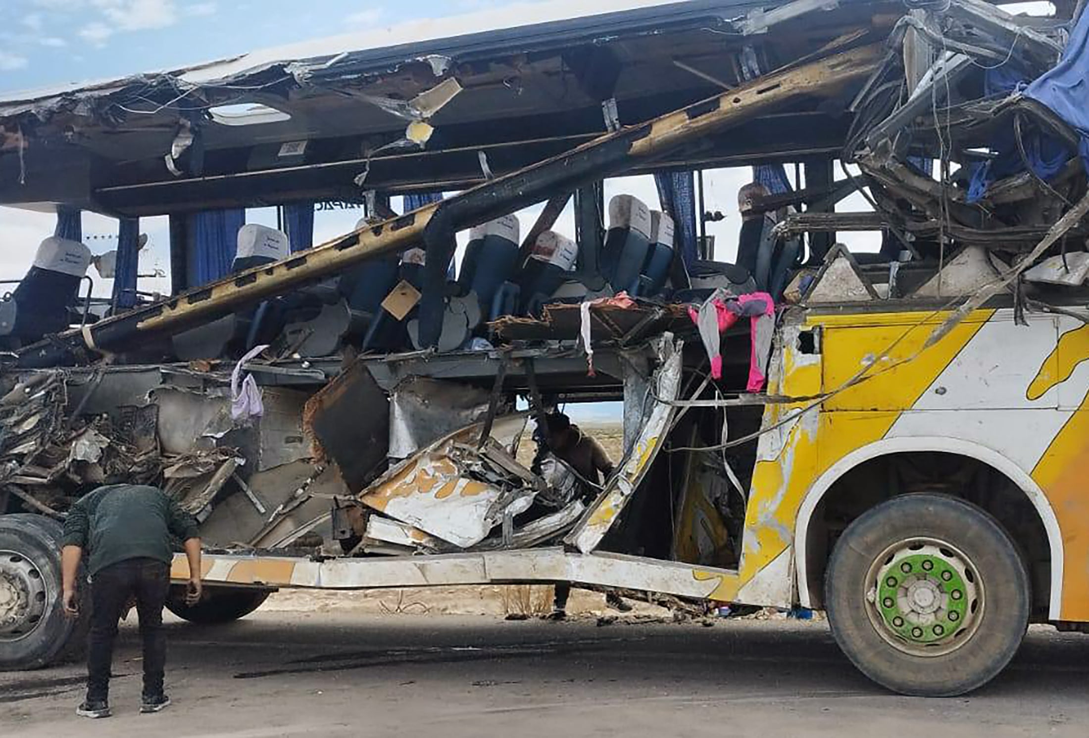 Un choque frontal entre dos buses en una carretera de Potosí, Bolivia, dejó 37 fallecidos, entre ellos ocho menores de edad y seis extranjeros. La imprudencia del conductor de uno de los vehículos, quien se encontraba en estado de ebriedad, habría causado el accidente más grave en lo que va del 2025. (Foto: AFP)