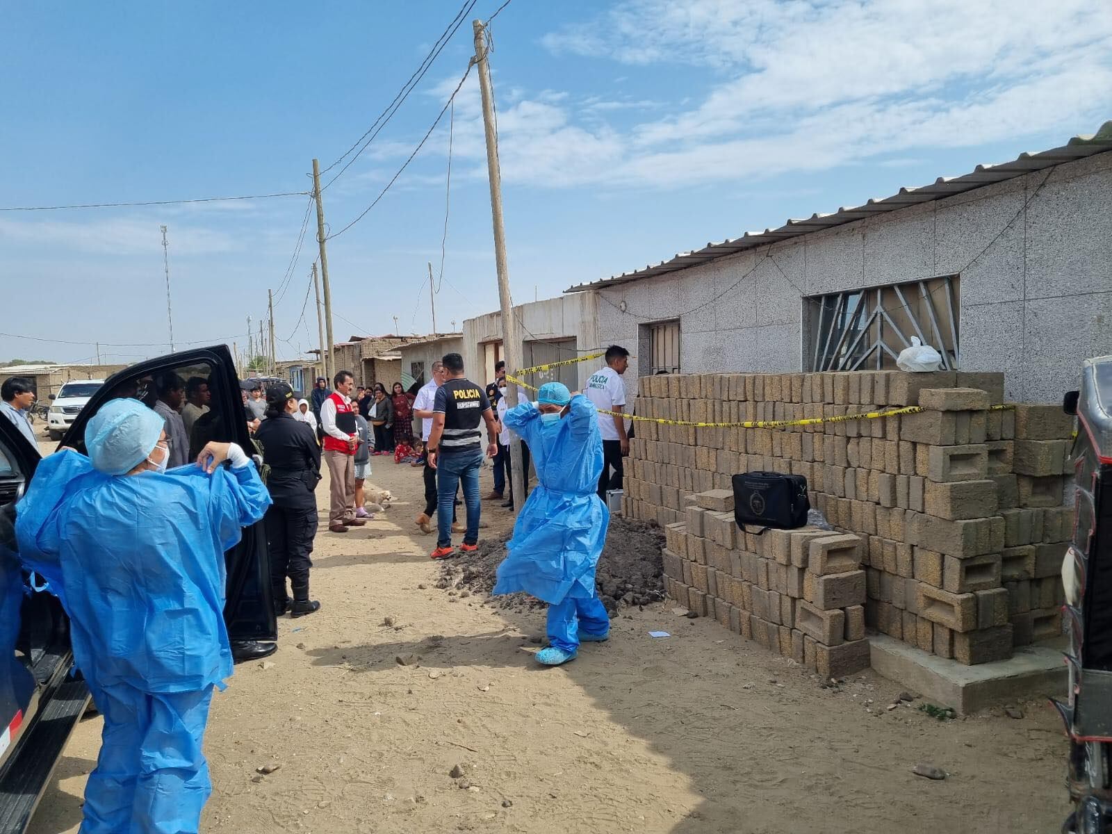 Peritos y fiscal recogieron pruebas en el lugar del crimen.