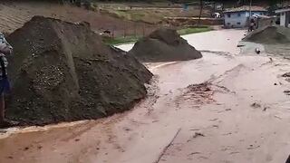 Huaico arrasa con estadio e inunda más de 20  viviendas (VIDEO)