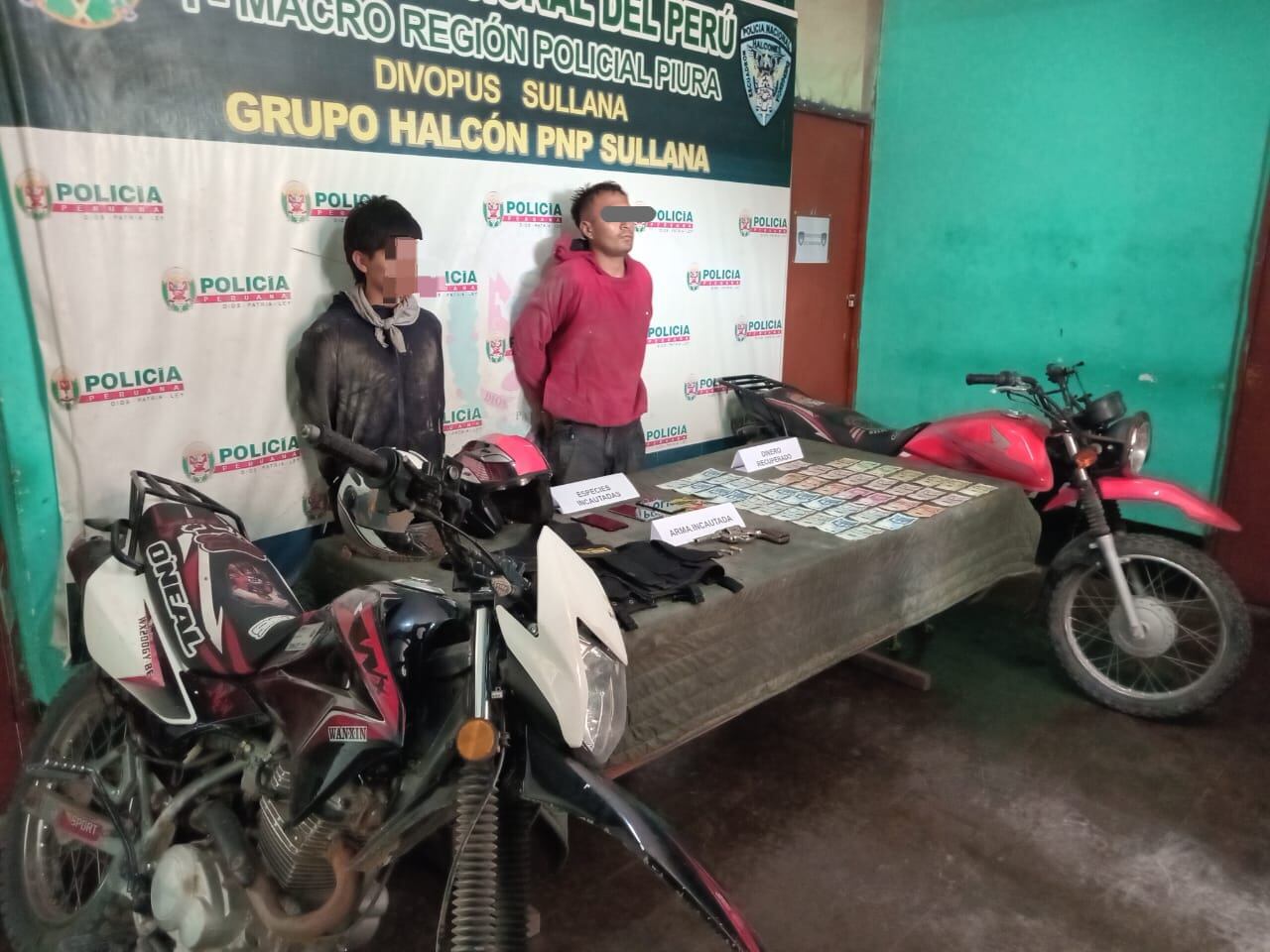 A uno de los detenidos se le encontró un revólver con dos municiones. Las dos motocicletas fueron incautadas