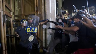 Policía reprime protesta antes del partido Brasil vs México