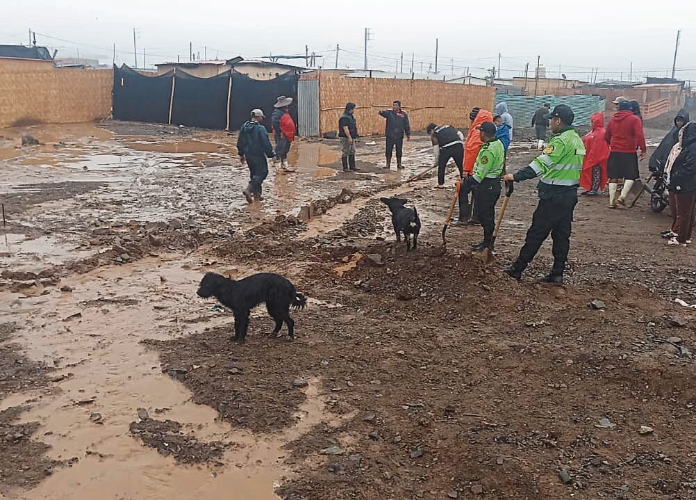 Lluvias intensas ocasionó el deslizamiento de una pequeña masa de lodo en el pueblo de Morro Sama en el litoral de Tacna. (Foto: Difusión)