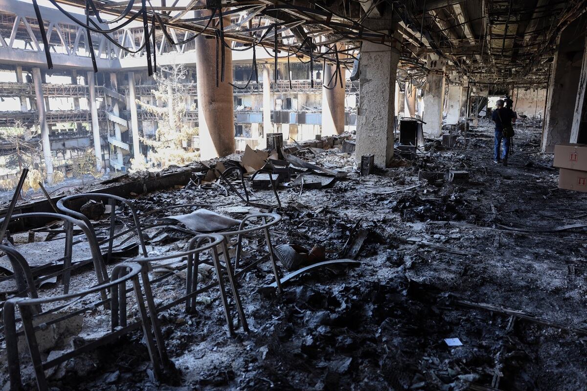 El edificio de la Radiodifusión de la República Islámica de Irán (IRIB) sufrió graves daños tras ser alcanzado por un ataque israelí en Teherán. (Foto de AFP)