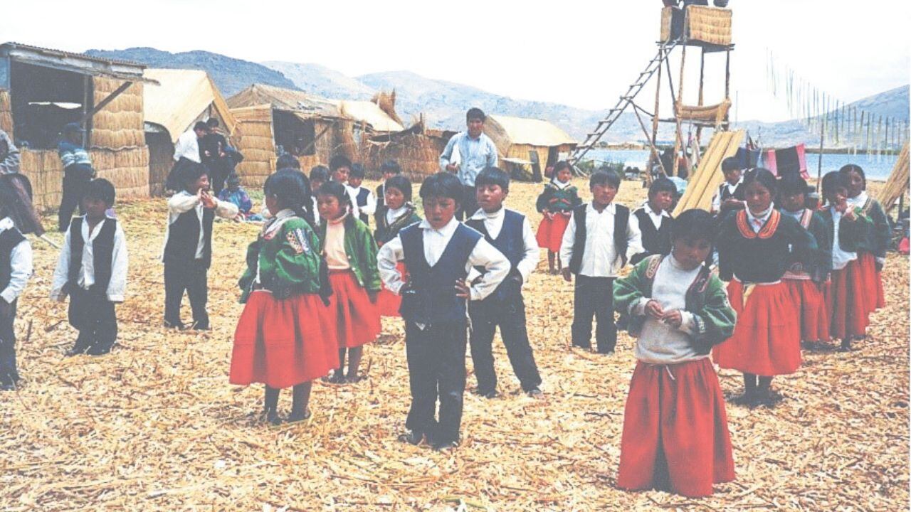 La escuela de varones ocupaba el antiguo local de lo que ahora es la municipalidad distrital, que entonces se había construido con puros adobes.