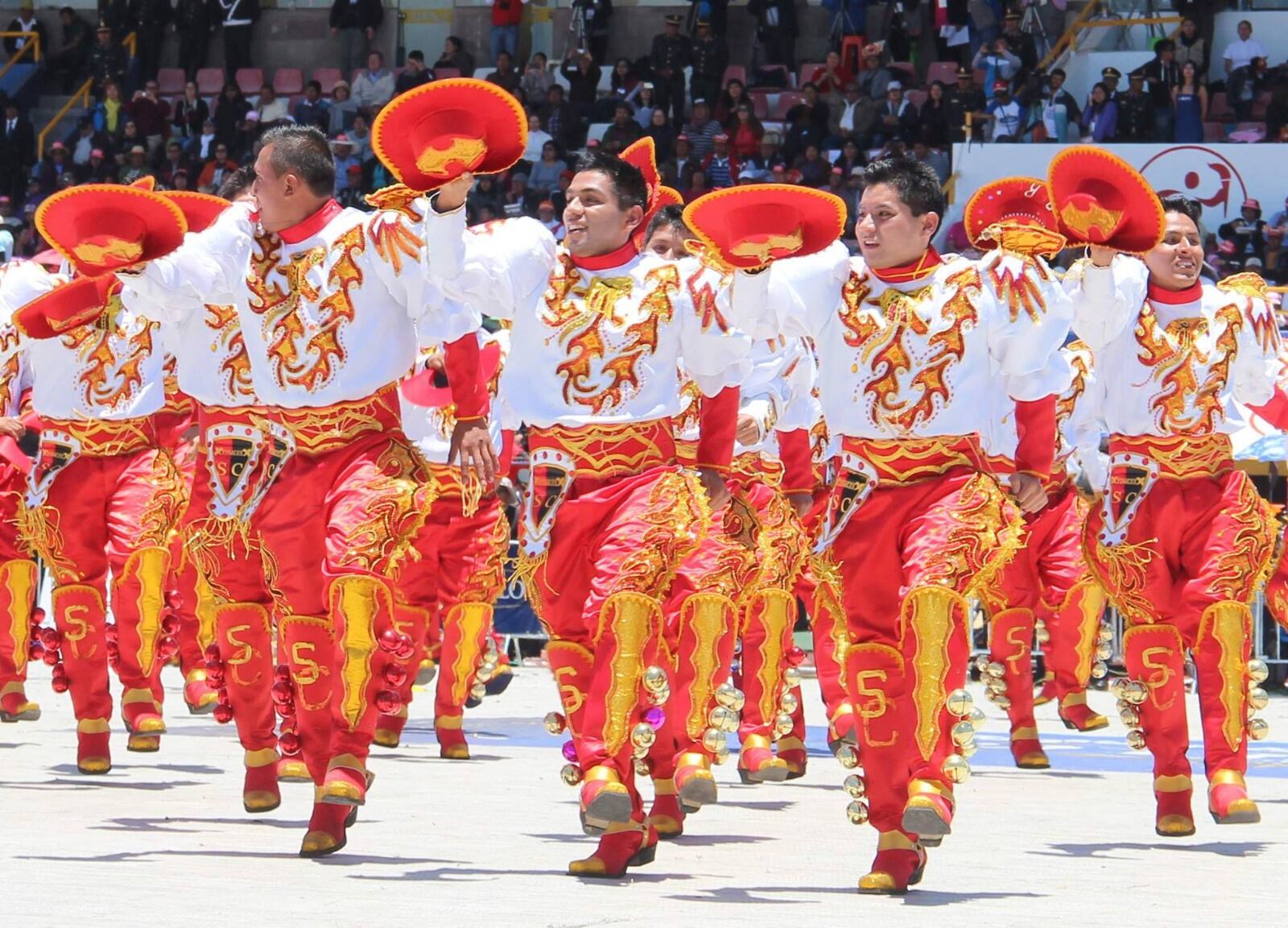 Estiman que más de 40 mil personas, entre danzarines y músicos, participarán de esta importante actividad cultural. Para tal efecto, todos los conjuntos, desde días atrás ensayaron en diversos escenarios.