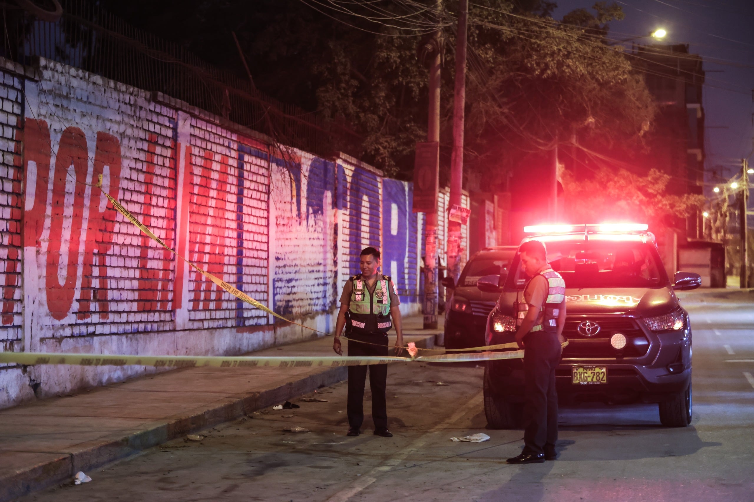 La víctima fue trasladada al Hospital Nacional Hipólito Unanue con una herida de bala en la cabeza.